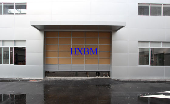 แผงอลูมิเนียมสีไม้ EPDM ปะเก็นประตูโรงรถอลูมิเนียมความกว้าง 400 มม.